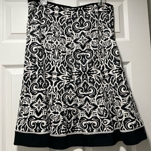 Chapter Club paisley print white/black women's skirt, size 8